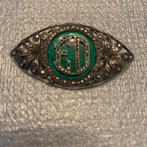Vintage broach w stone